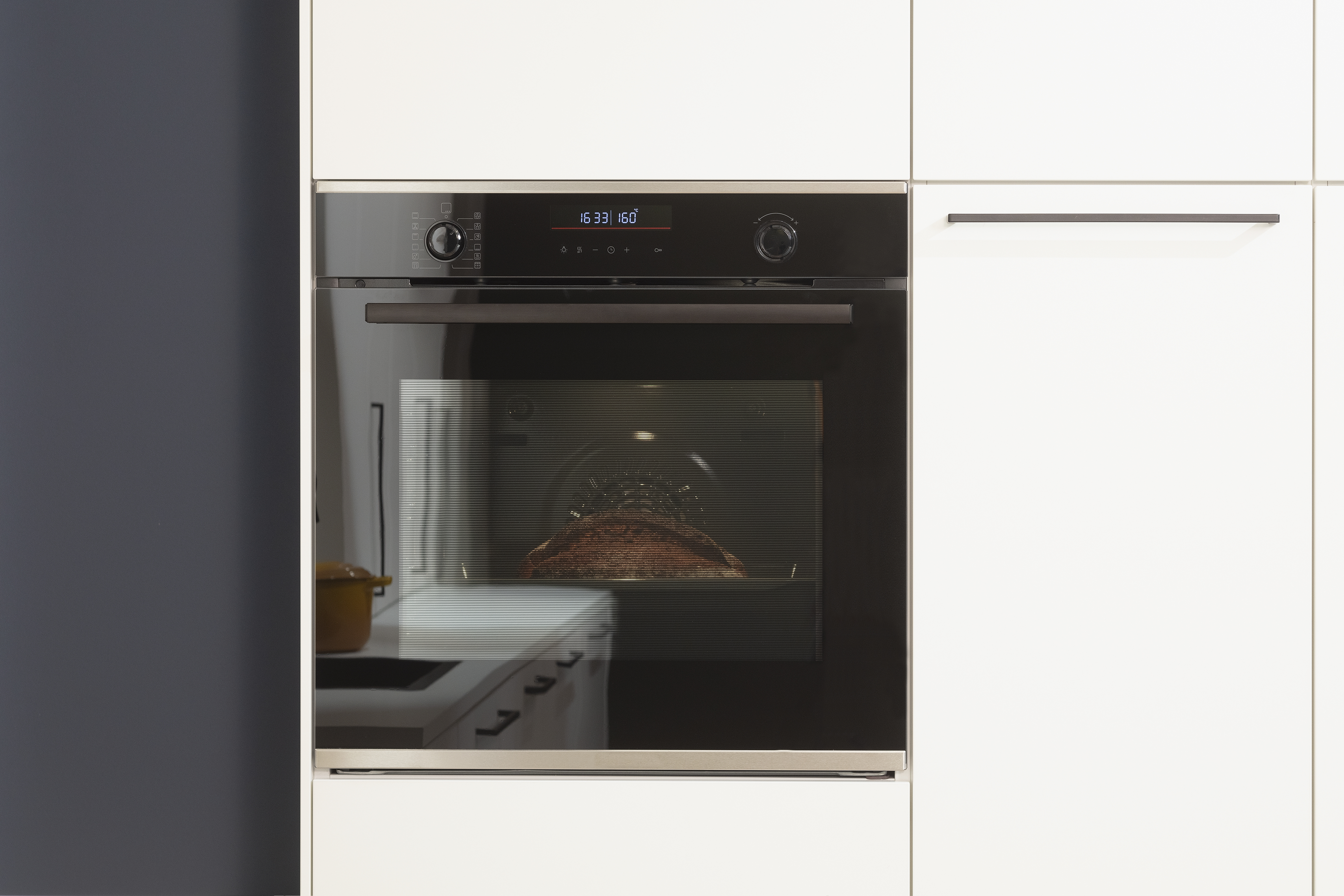 Kristallweiß Schrank mit Herd. 