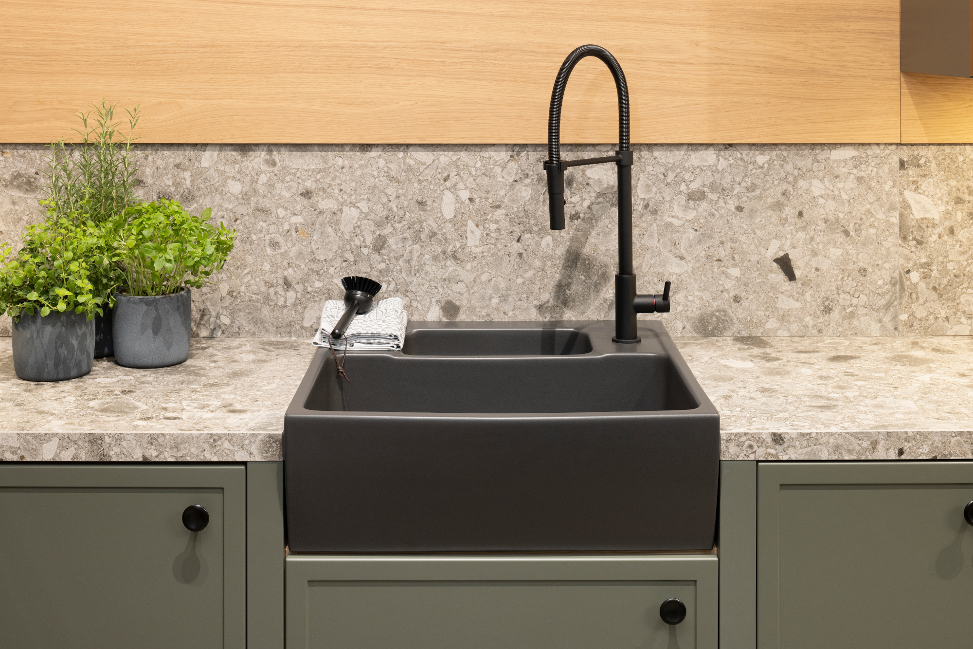 HÄCKER Systemat moderne Landhausküche Iseo Gris und Feineiche - Detailansicht als Waschtisch aufgesetztes Spülbecken