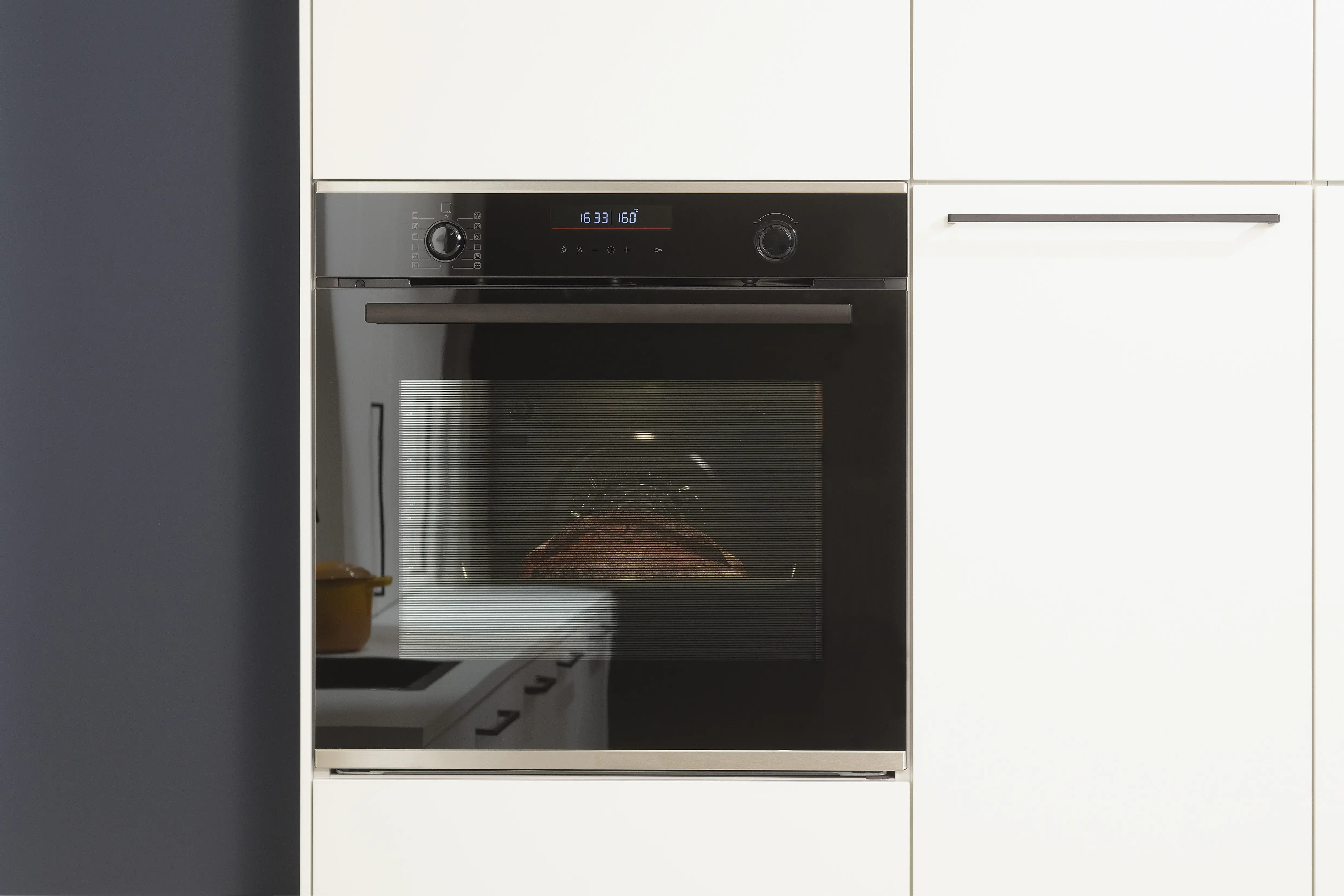 Kristallweiß Schrank mit Herd. 