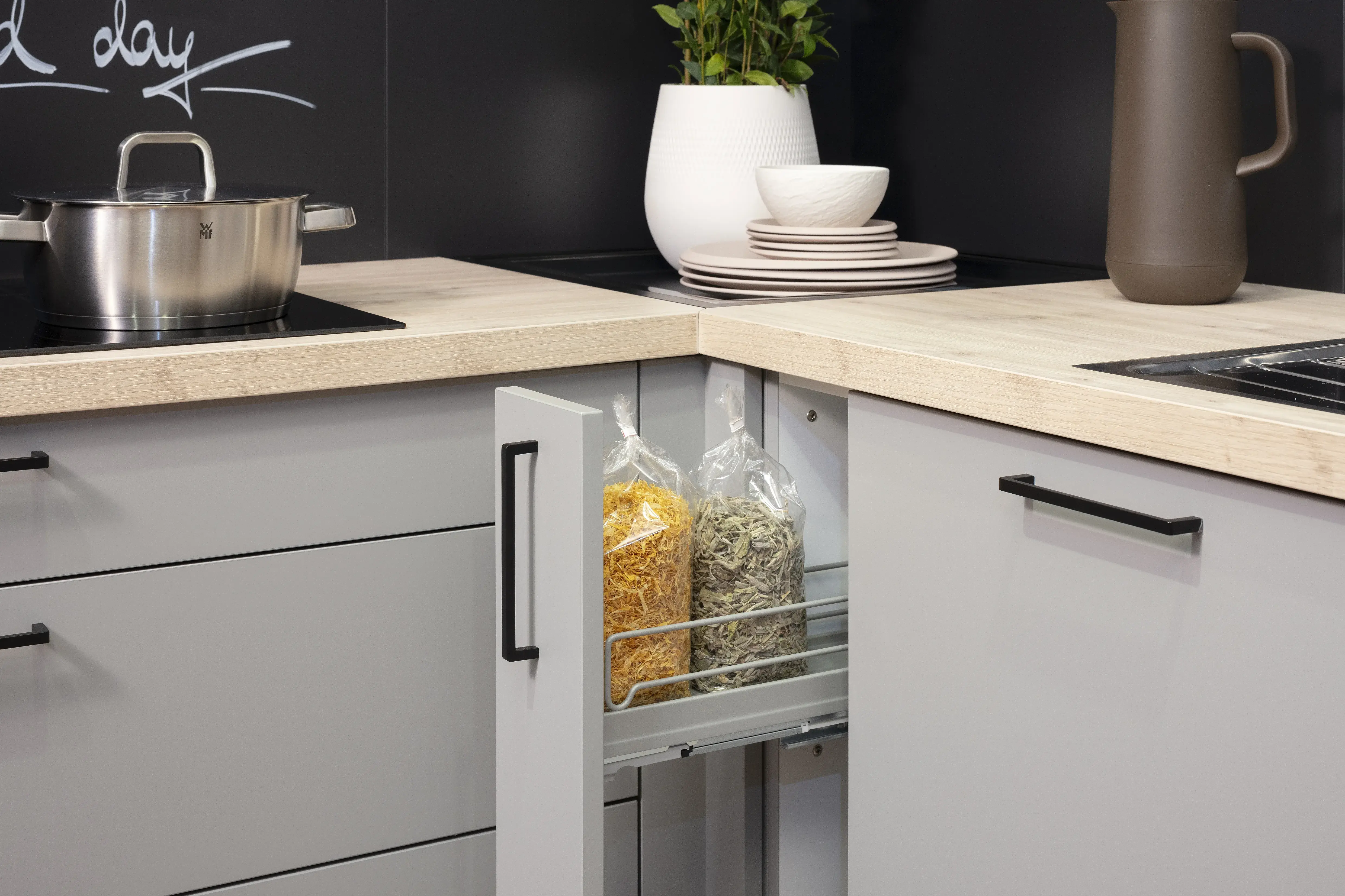 Häcker-Küche in Perlgrau Lacklaminat mit Arbeitsplatte in Sommereiche-Dekor und Apothekerauszug. 