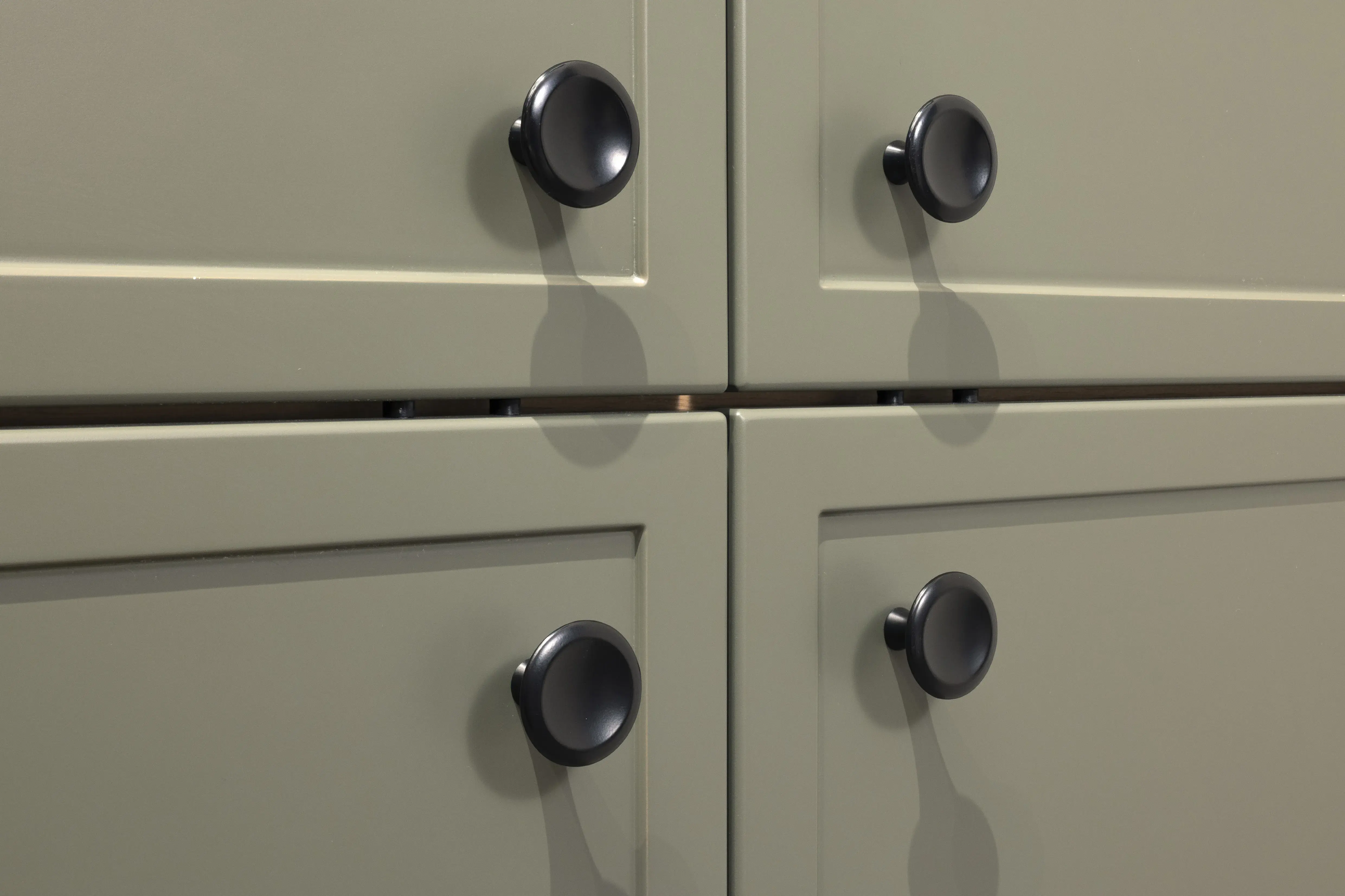 APL: Iseo Gris (Keramik) 40 mm Front: AV 5085 NCS S Mattlack (7005-G50Y)  Front 2: Feineiche-natur Repro Korpus: 2085 Designkorpus Feineiche-natur Griff: 113 Metall Schwarz-matt Geräte: Miele Armatur: Blaupunkt Spüle: Systemceram   Features:Keramik-Arbeitsplatte, Landhausküche modern, Nischenrückwand in APL-Material hochgezogen, Wandverkleidung in Vitrinen Material, Backofenkombi mit Kompaktbackofen, Sitzbank in Nischenmaterial, Spülbecken als Waschtisch aufgesetzt (Landhaus).