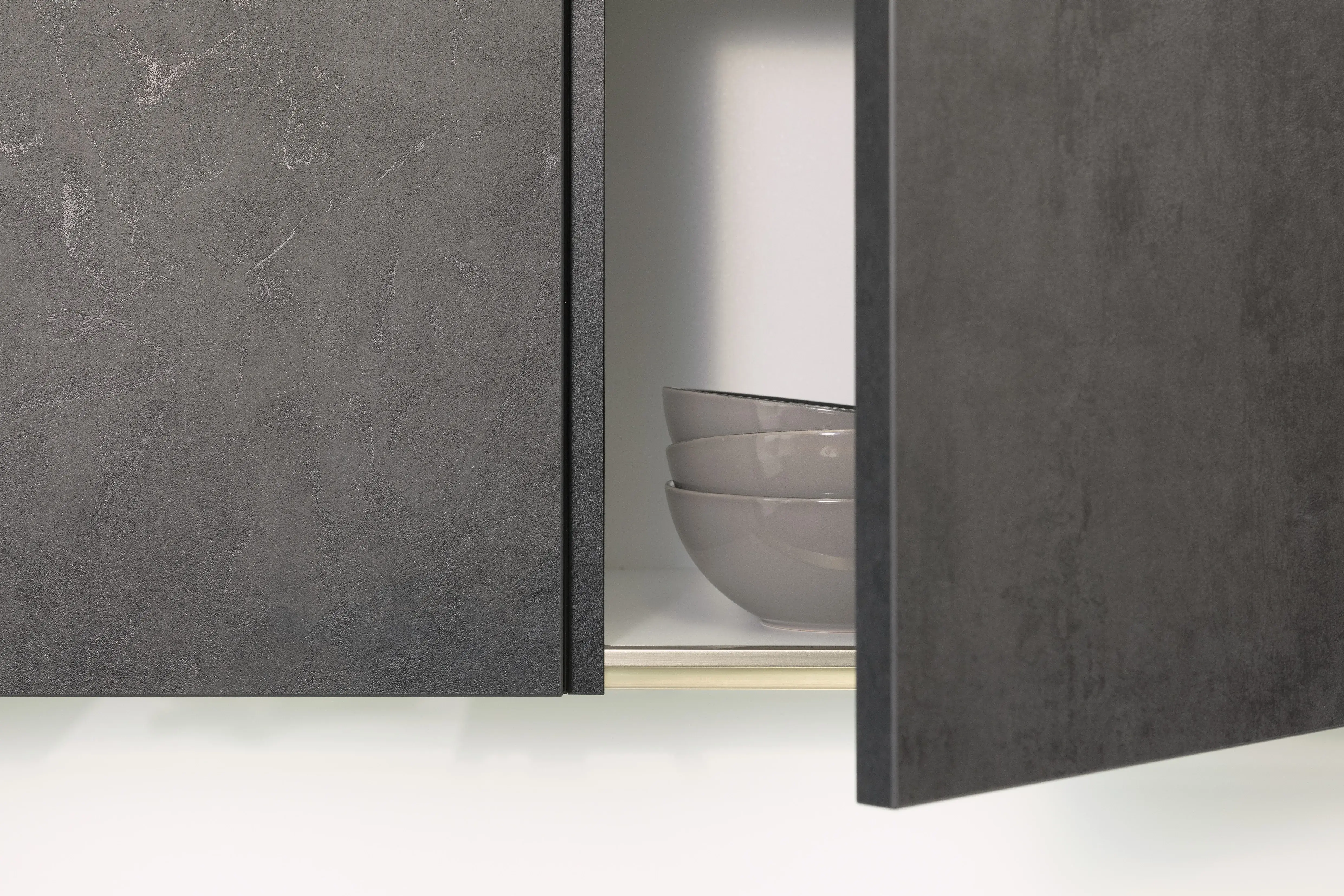 Concept130 Front: Comet Spachtelbeton schwarz Kunststoff strukturiert Murano Bril Kristallweiss Designglas eingefasst APL: Kristallweiß Perfect Sense 25 mm Geräte Blaupunkt Spüle und Armatur: Franke  Features: Dachschräge, Maßeinbau, Sideboard, offene Regale mit Downlights.